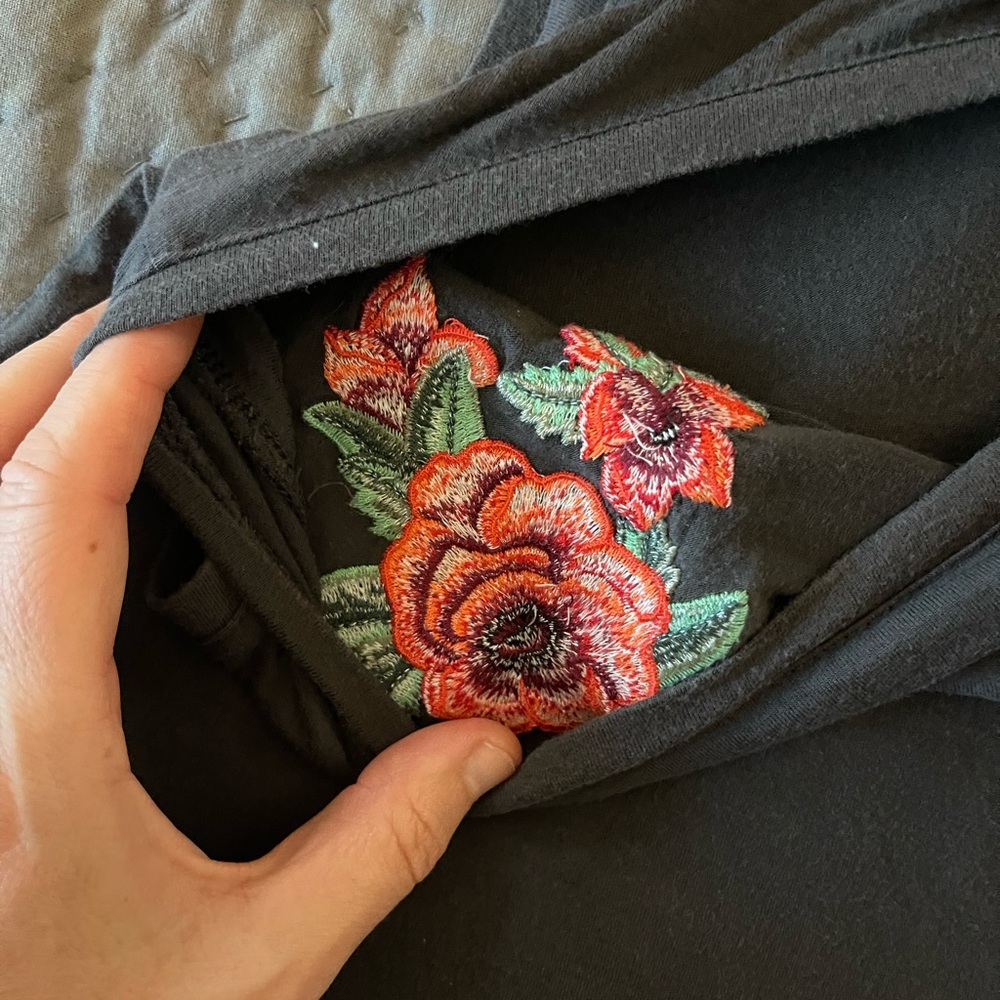 American Eagle Soft & Sexy Tank Top Gray Red Floral Embroidery long viscose - Picture 6 of 8